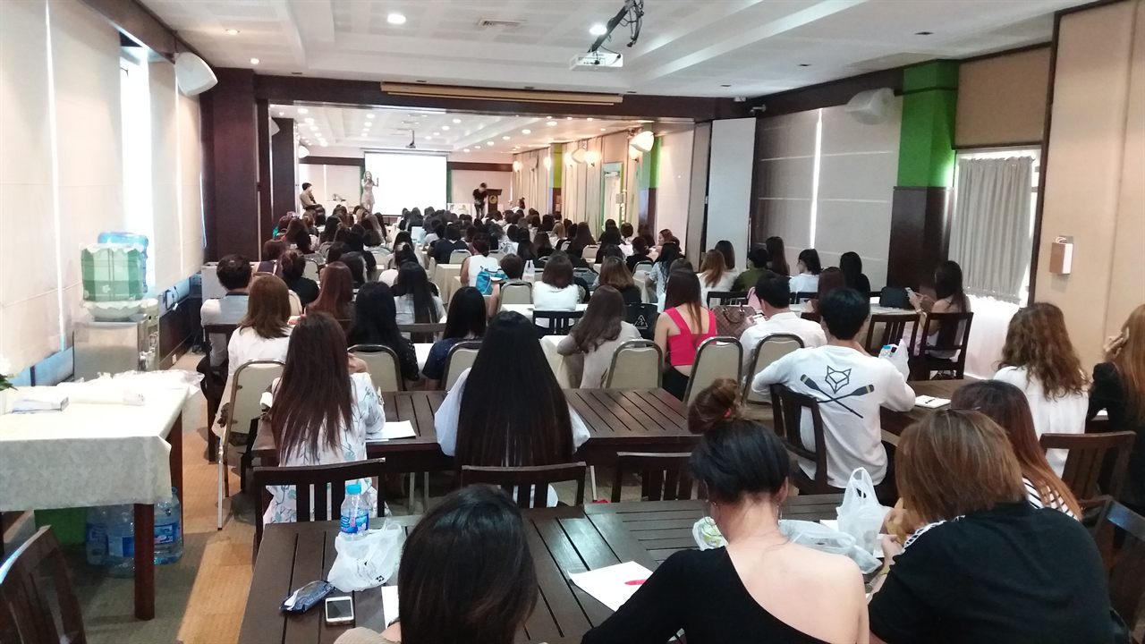 งานสัมมนาธุรกิจเครือข่าย/ขายตรงที่ผู้เข้าร่วมเต็มห้องฟังการนำเสนอบนเวที ที่ KV Conference ใกล้ BTS อ่อนนุช