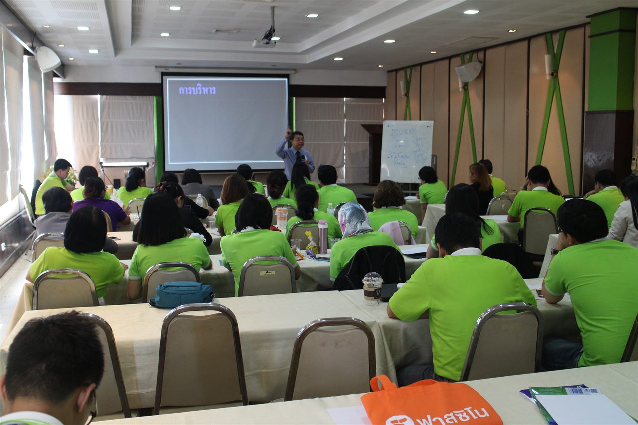 วิทยากรบรรยายแนะนำองค์กรและวิสัยทัศน์ให้พนักงานใหม่ในงานปฐมนิเทศที่ KV Conference ใกล้ BTS อ่อนนุช
