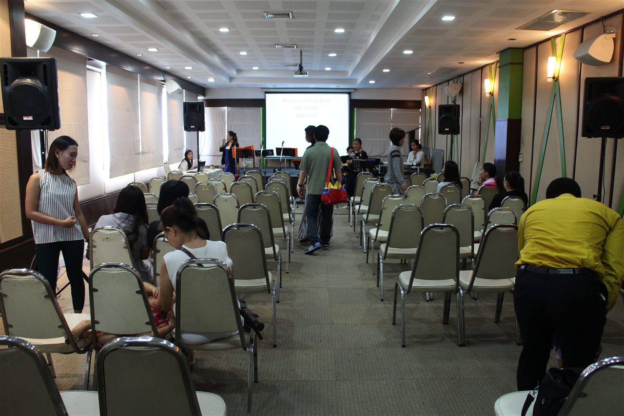 เวทีและวงดนตรีในงานเลี้ยงบริษัทที่ KV Conference