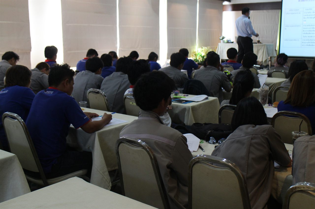 ผู้เข้าร่วมประชุมในห้องแบบ Classroom จดบันทึกและลงมติ ที่ KV Conference ใกล้ BTS อ่อนนุช